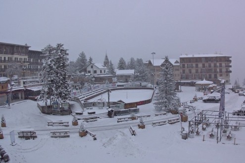 Snowy scenes in the Place Centrale in Auron, France – Weather to ski – Today in the Alps, 14 February 2022