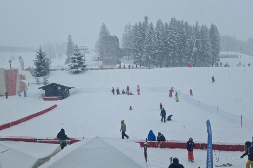 Snowy view over children’s tobogganing area below the Front de Neige in Arc 1800 – Weather to ski – Today in the Alps, 16 February 2022