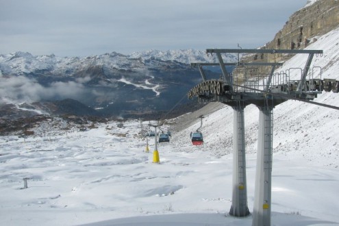 Snow cannons in operation on the ski slopes in Madonna di Campiglio, Italy, with view of ski lift, snow-covered ski slopes and mountains in the distance – Weather to ski – Snow forecast 19 November 2025