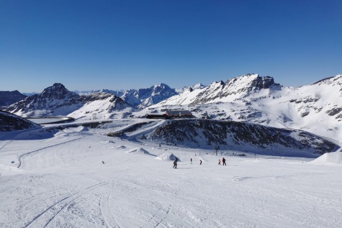 Wide snow-covered piste with panoramic mountain scenery and blue skies above the Mölltal glacier in Austria – Weather to ski – Today in the Alps, 8 March 2022