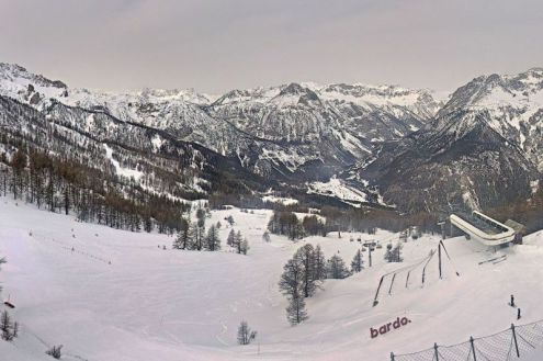 Panoramic mountain scenery with hazy skies in Bardonecchia, Italy – Weather to ski – Today in the Alps, 16 March 2022