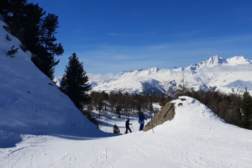 View down the Malgovert ski slope in Les Arcs, France, with snow-covered mountains in the distance - Weather to ski – Our blog: Top 5 pistes in Les Arcs
