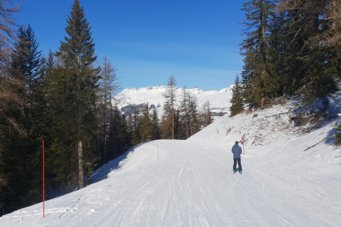 Skier on snow-covered Combe run in Les Arcs, France - Weather to ski – Our blog: Top 5 pistes in Les Arcs