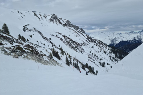View down the Edelweiss piste in Les Arcs, France, in cloudy conditions - Weather to ski – Our blog: Top 5 pistes in Les Arcs