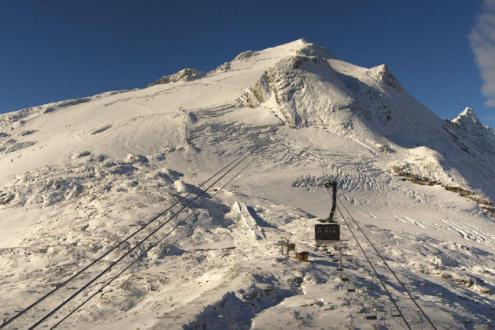 Blue skies above fresh snow on the slopes of the Grande Motte glacier in Tignes – Weather to ski – Today in the Alps, 26 September 2022
