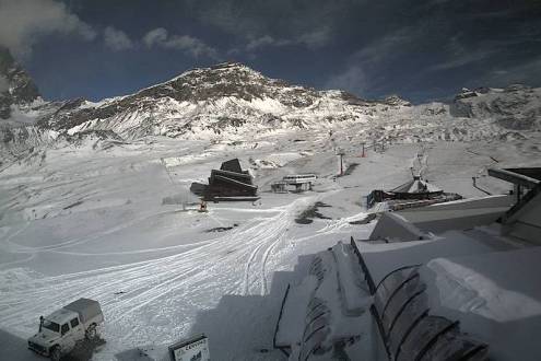 Fresh snow at Plan Maison, Cervinia, Italy – Weather to ski – Today in the Alps, 4 November 2022
