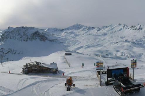 Snowy ski slopes in Val d’Isère, France – Weather to ski – Today in the Alps, 21 November 2022