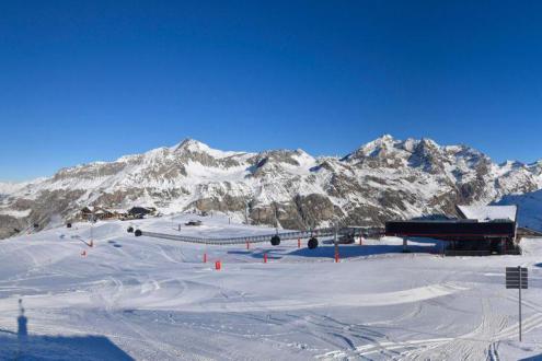 Sunny skies over snow covered pistes in Val d’Isère, France – Weather to ski – Today in the Alps, 2 December 2022