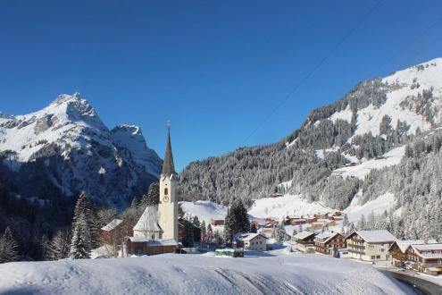 Blue skies over the snow-covered village of Schröcken in the Austrian Vorarlberg – Weather to ski – Today in the Alps, 12 December 2022