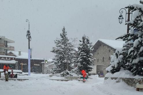Snow falling and workers clearing snow in the centre of Val d’Isère, France – Weather to ski – Today in the Alps, 13 December 2022