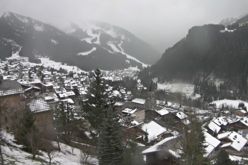 Cloudy skies over the village in Châtel, France, with view towards the ski area – Weather to ski – Today in the Alps, 22 December 2022