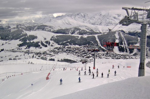 Panoramic mountain view with skiers on the slopes of Les Saisies, France – Weather to ski – Today in the Alps, 30 December 2022