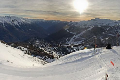 Sunrise over the valley in Auron, France, with panoramic mountain views from the snow-covered ski slopes – Weather to ski – Today in the Alps, 31 December 2022