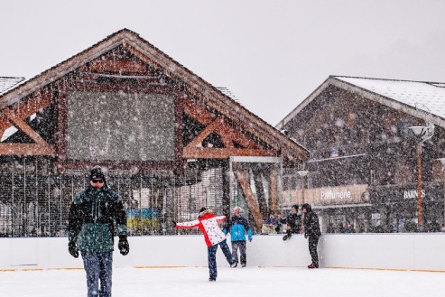 Snow falling in Les Gets, with people and chalet-style buildings – Weather to ski – Today in the Alps, 9 January 2023