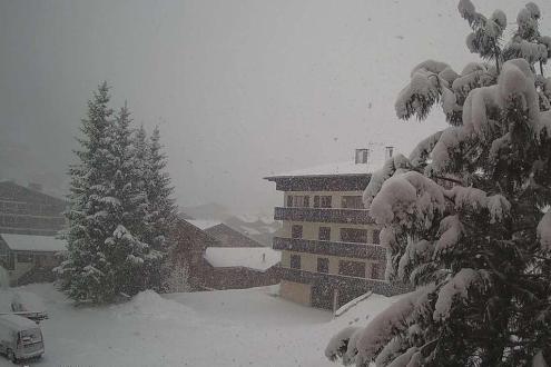 Heavy snow falling in Les Gets, France – Weather to ski – Today in the Alps, 16 January 2023