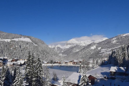 Blue skies above the snow-covered ski resort of Châtel, France – Weather to ski – Today in the Alps, 20 January 2023