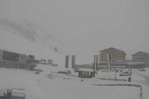 Snow falling over the snow-covered ski slopes of Warth, Austria – Weather to ski – Snow forecast, 21 January 2023