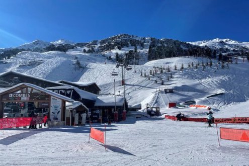 Blue skies over the snow-covered ski slopes of Méribel, France – Weather to ski – Snow forecast, 21 January 2023