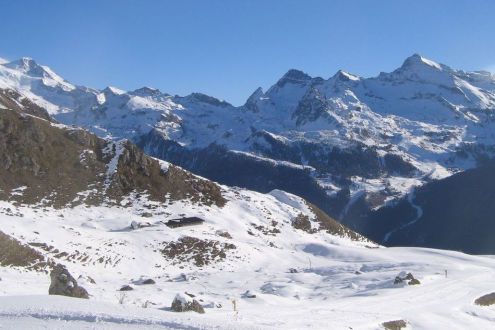 Blue skies above the snow-covered Monte Rosa ski area, Italy – Weather to ski – Today in the Alps, 31 January 2023