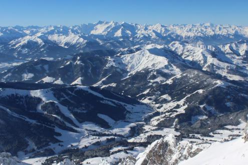 Blue skies over snow-covered mountains in Hochkönig, Austria – Weather to ski – Today in the Alps, 7 February 2023