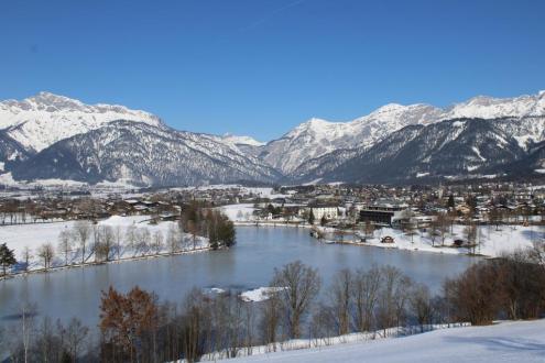 Panoramic snow-covered mountain scenery and blue skies over the valley in Saalbach, Austria – Weather to ski – Today in the Alps, 10 February 2023