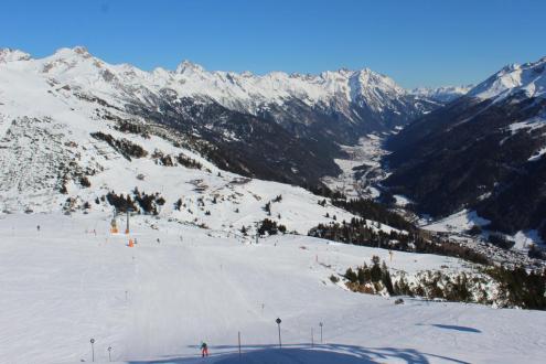 Blue skies above the snow-covered slopes of St Anton, Austria – Weather to ski – Today in the Alps, 13 February 2023