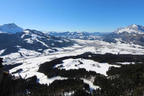 Blue skies above the valley in St Johann in Tirol, Austria – Weather to ski – Today in the Alps, 15 February 2023