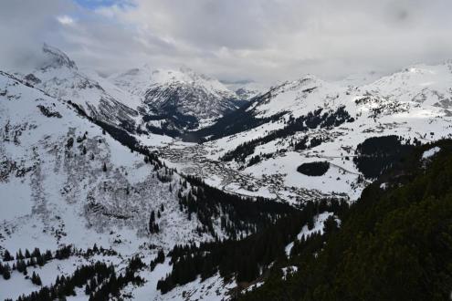 Cloudy skies over the valley in Lech, Austria – Weather to ski – Today in the Alps, 19 February 2023