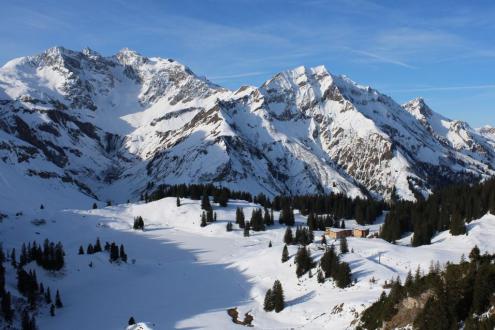 Blue skies and snowy panoramic mountain view in Köbersee above Warth-Schröcken, Austria – Weather to ski – Today in the Alps, 21 February 2023