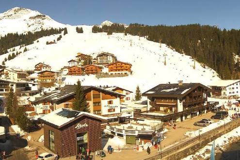 Blue skies above the snow-covered ski slopes in Lech, Austria – Weather to ski – Today in the Alps, 3 March 2023