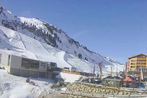 Blue skies over the slopes in Warth am Arlberg, Austria, with the lift station and buildings in the foreground – Weather to ski – Today in the Alps, 4 March 2023
