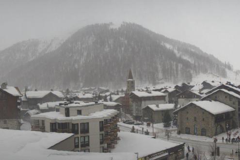 Heavy snow falling over Val d’Isère, France – Weather to ski – Snow forecast, 10 March 2023