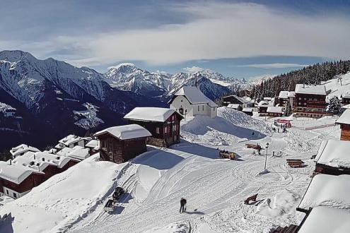 Blue skies and snowy scenes in the village of Bettmeralp, Switzerland – Weather to ski – Today in the Alps, 16 March 2023
