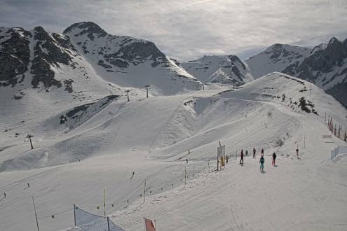 View over the ski slopes in Limone Piedmonte in the south-western Italian Alps – Weather to ski – Today in the Alps, 17 March 2023