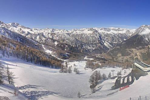 Blue skies above the snow-covered ski slopes in Bardonecchia, Italy – Weather to ski – Today in the Alps, 20 March 2023