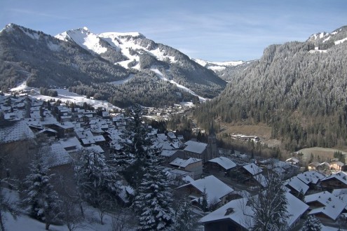 Panoramic view over Châtel, France, with fresh snow to low levels – Weather to ski – Today in the Alps, 28 March 2023