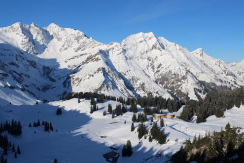 Blue skies over snow-covered mountains at Korbersee above Schröcken, Austria – Weather to ski – Today in the Alps, 5 April 2023