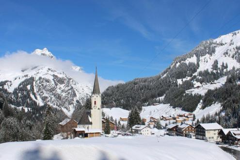 Snowy scenes and blue skies in Warth-Schröcken, Austria – Weather to ski – Today in the Alps, 17 April 2023