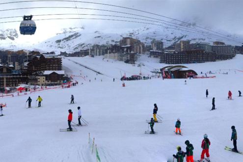Skiers at the ‘front de neige’ in Val Thorens, France – Weather to ski – Today in the Alps, 24 April 2023