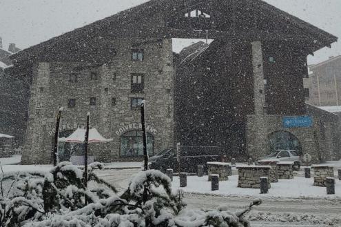 Heavy snow falling in front of buildings in the centre of Val d’Isère, France – Weather to ski – Today in the Alps, 1 May 2023