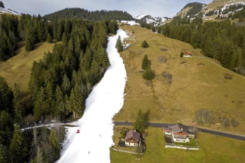 Snow only on the ski runs in Villars, 31 December 2022 - Weather to ski – Who got the most snow in the Alps 2022-23?