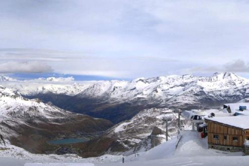 Fresh snow on the Grande Motte glacier in Tignes, with panoramic views back towards the resort – Weather to ski – Today in the Alps, 29 October 2023