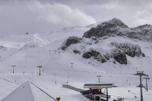 Fresh snow at altitude on the ski slopes of Ischgl, Austria – Weather to ski – Today in the Alps, 2 November 2023