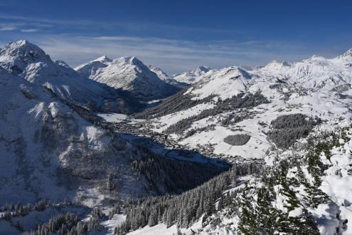 Snowy panoramic view of the mountains and valley in Lech – Weather to ski – Today in the Alps, 4 November 2023