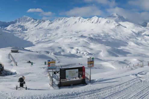 Snow covered slopes and panoramic mountain views at altitude in Val d’Isère, France – Weather to ski – Today in the Alps, 6 November 2023