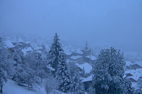Snow on trees and buildings in Châtel, France – Weather to ski – Today in the Alps, 10 November 2023