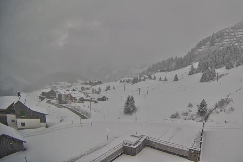 Light snow falling in Warth-am-Arlberg, Austria – Weather to ski – Today in the Alps, 22 November 2023
