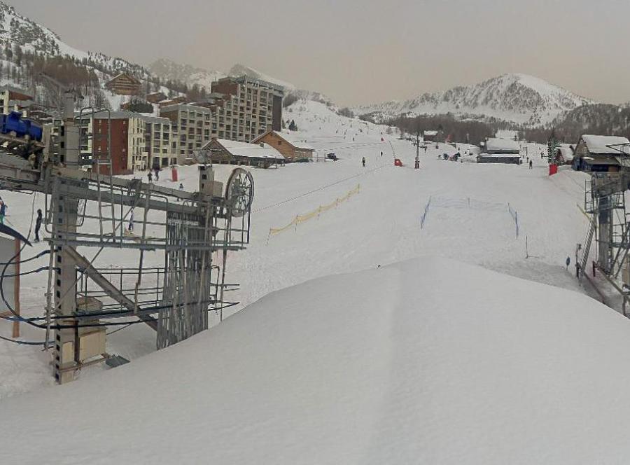 View of the Front de Neige in Isola 2000, France, with plenty of snow on the ski slopes – Weather to ski – Snow report, 29 March 2024