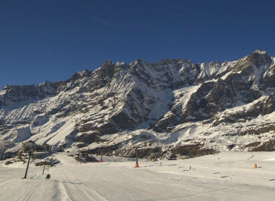 Ski slopes at Plan Maison, Cervinia, Italy showing snow conditions on 5 November 2025. Click to view the latest snow report.