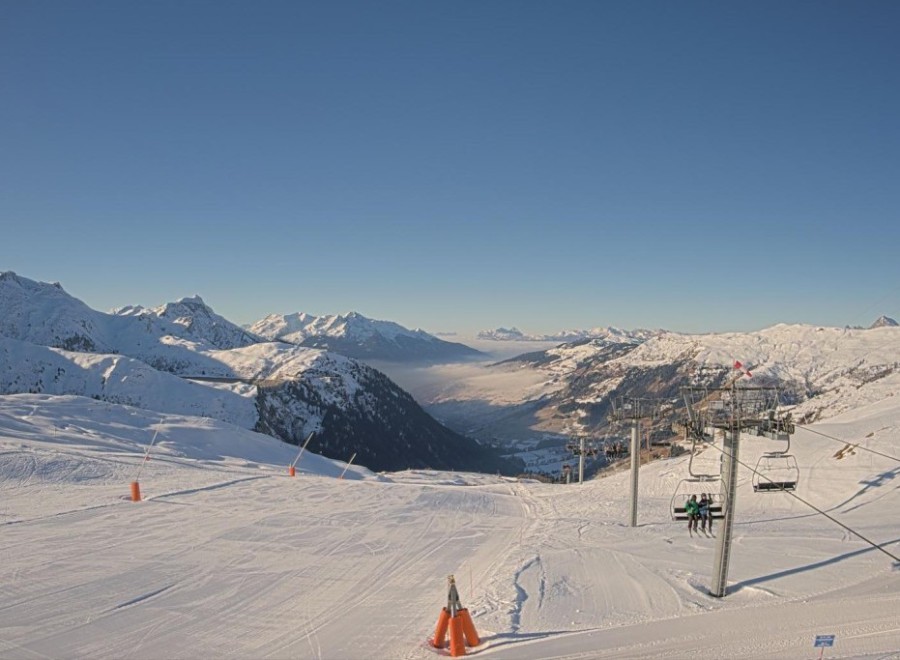 Blue skies over snow-covered pistes in Les Contamines, France – Link to Weather to ski's full Snow report, 31 December 2025